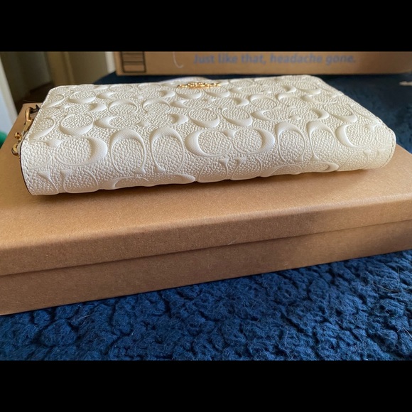 COACH. NWT Signature leather long zip around white Wallet. 🎉🎉 - Picture 6 of 10